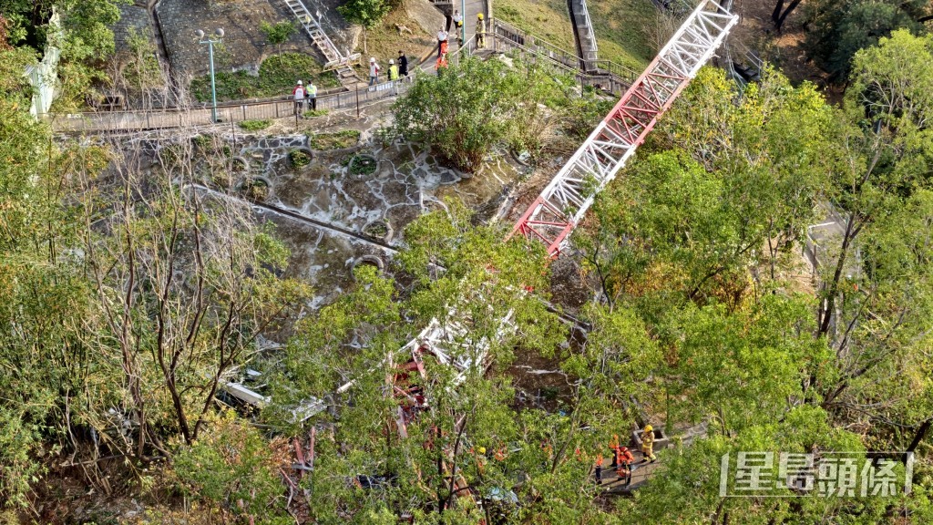 天秤倒塌於山坡上。