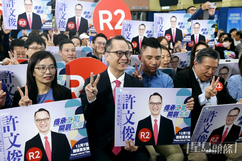 經民聯許文俊（中）及其競選團隊。