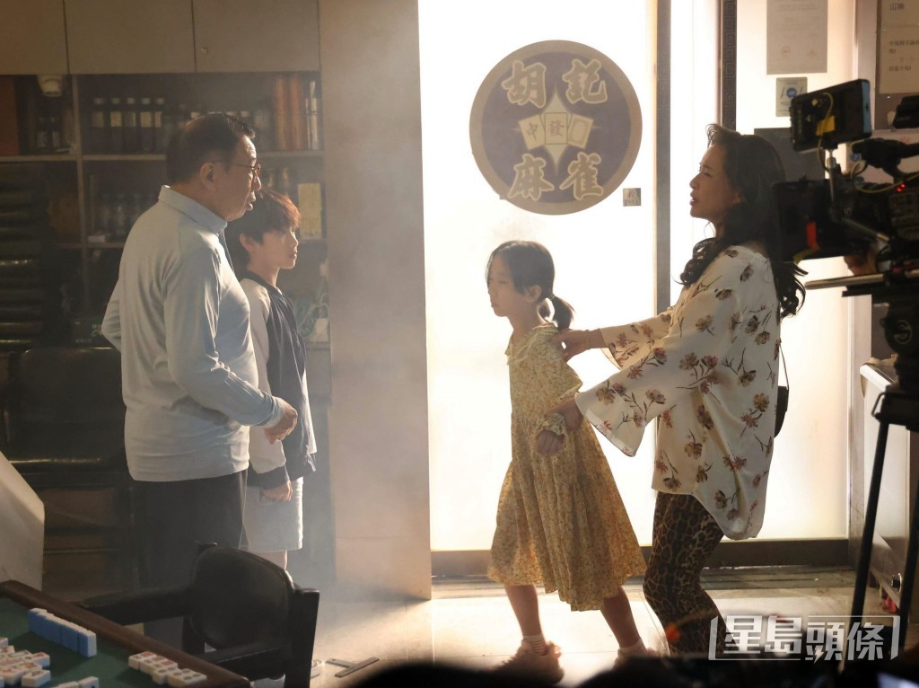 劇情指有賭癮的麥家琪帶埋年幼女兒入麻雀館，遇上街坊許紹雄。