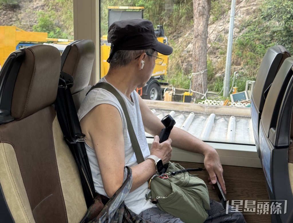 277X上層不少乘客需打開「風扇仔」自行降溫。