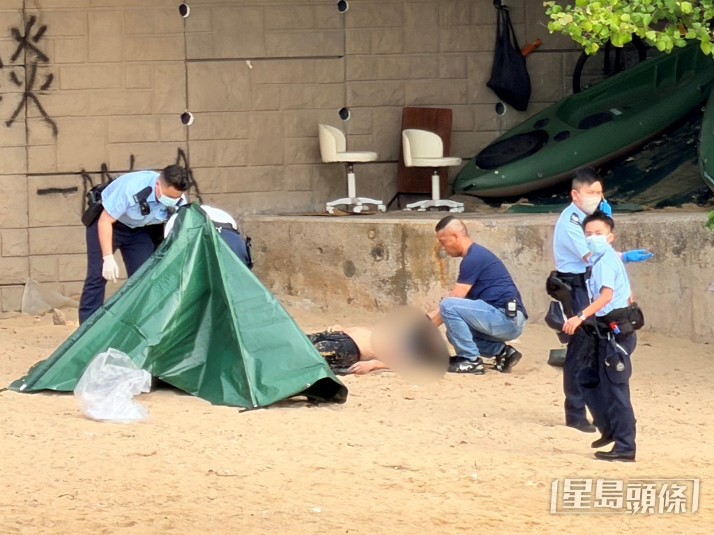 警員檢查事主遺體。 警員檢查事主遺體。