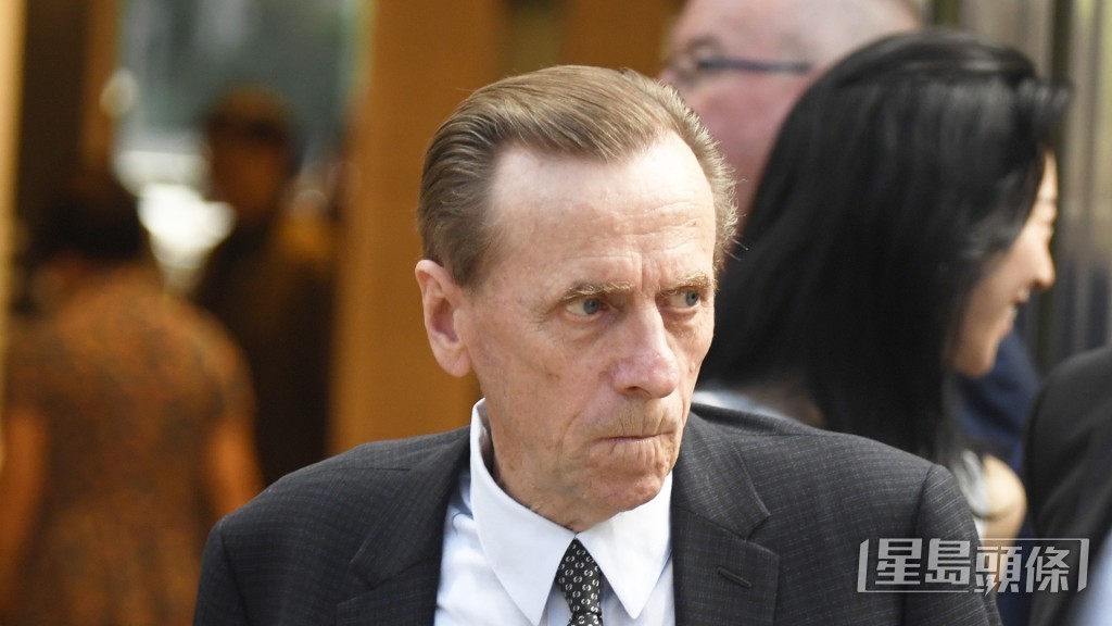  今朝「泰泰精神」出跳时蔡约翰全程跟到实，课后仲跟埋返入马房。