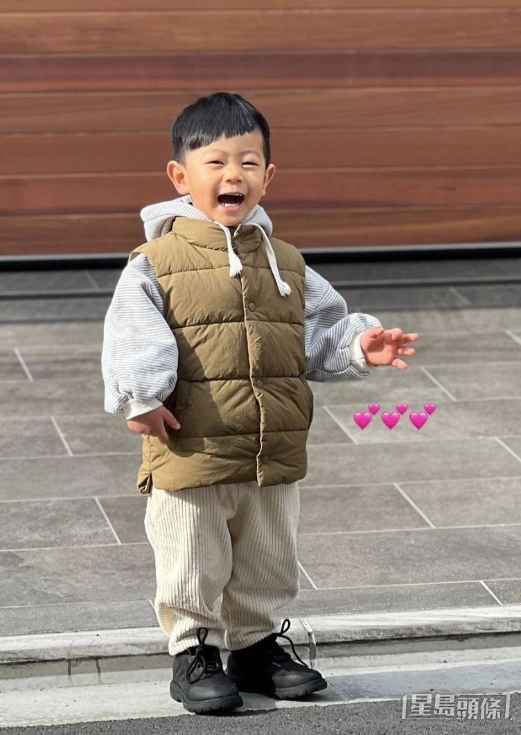 年僅兩歲半的孫仔亦會跟住跳。