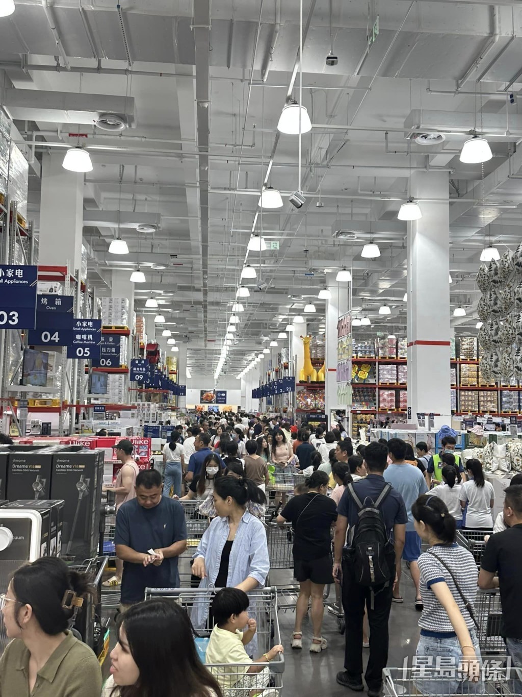 自本港全面與內地通關後，社會出現報復性北上消費熱潮。資料圖片