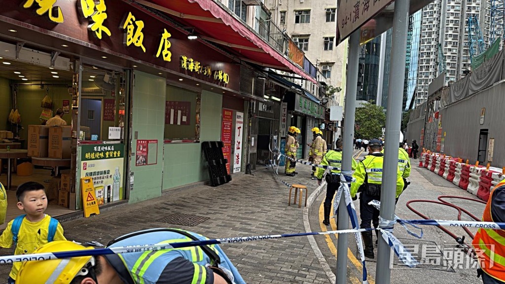 警方封鎖現場處理炸彈。讀者提供 警方封鎖現場處理炸彈。讀者提供