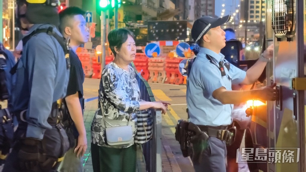 男子的亲友在旁，忧心忡忡。