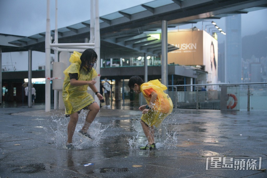 天文台预料红霞会在周末期间靠近广东东部沿岸并逐步增强,现时评估较大机会在惠州至汕头一带登陆,但与本港的距离仍存在变量。 天文台预料红霞会在周末期间靠近广东东部沿岸并逐步增强,现时评估较大机会在惠州至汕头一带登陆,但与本港的距离仍存在变量。