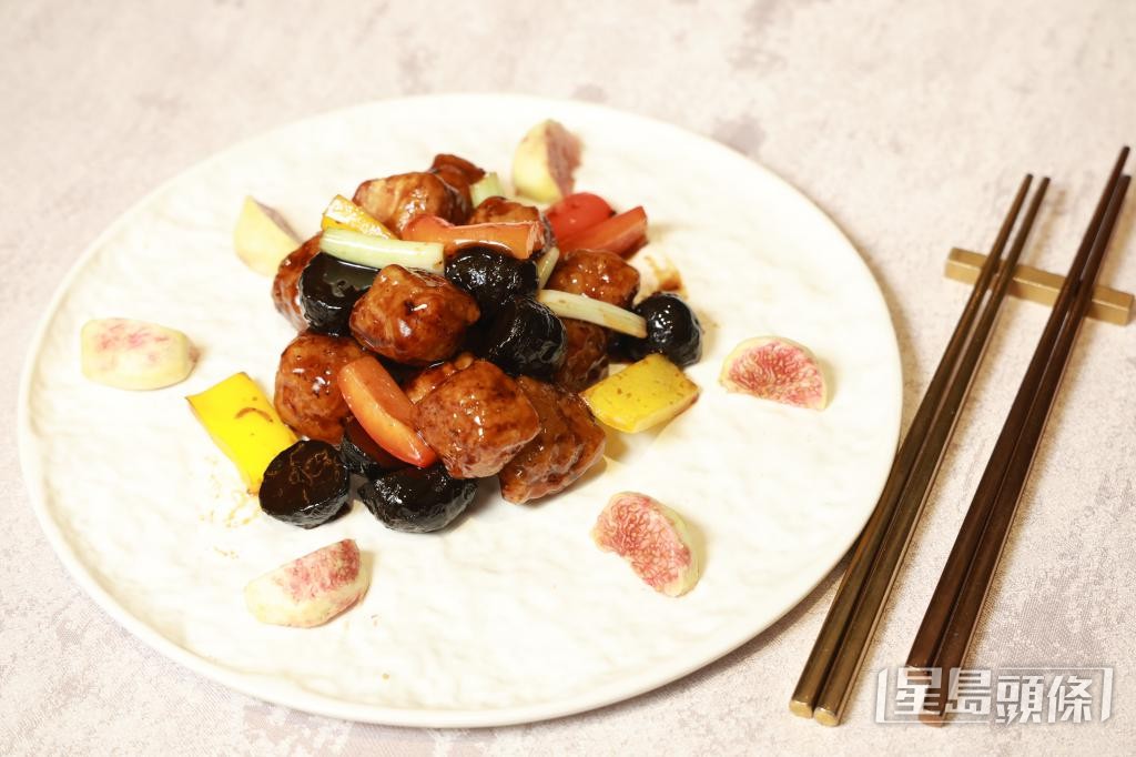 受到「紅棉」主廚邵德龍師傅的啟發,基哥創出這道「金梅陳醋咕嚕肉」。 受到「紅棉」主廚邵德龍師傅的啟發,基哥創出這道「金梅陳醋咕嚕肉」。