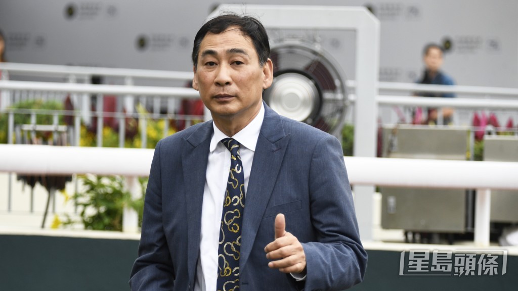 今朝「顽童」出试时郑俊伟跟出跟入，之后更特意揾杨明纶密斟。