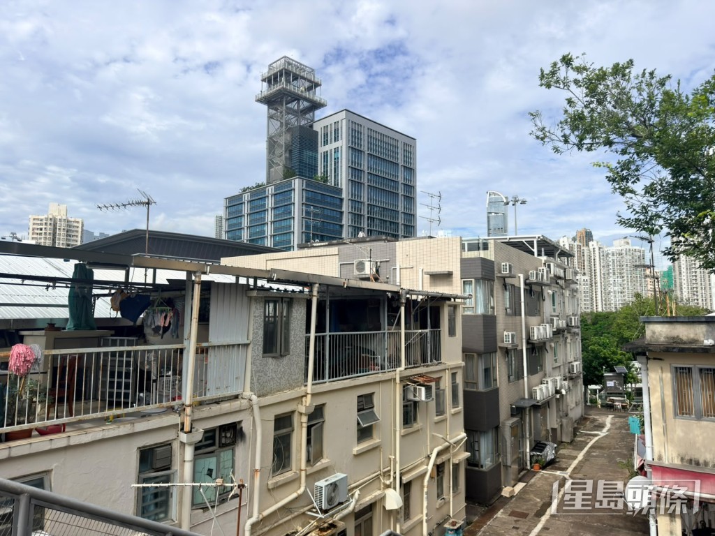 村屋與新界南總區總部一街之隔。 村屋與新界南總區總部一街之隔。