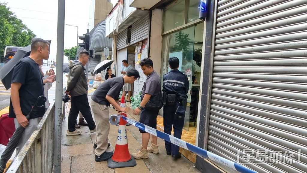 警員拉起封鎖範圍蒐證。 警員拉起封鎖範圍蒐證。