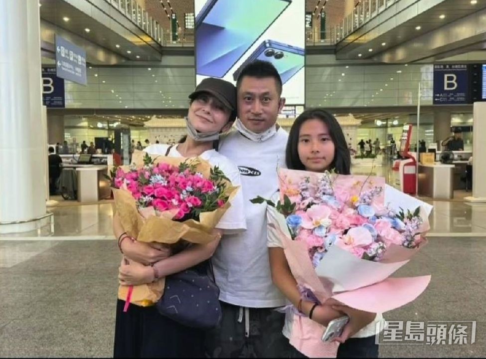 郭羡妮和内地武术指导老公朱少杰及女儿朱家爱一家好幸福。