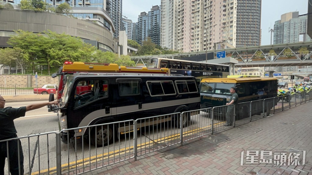 靈車與解款車相撞。楊偉亨攝