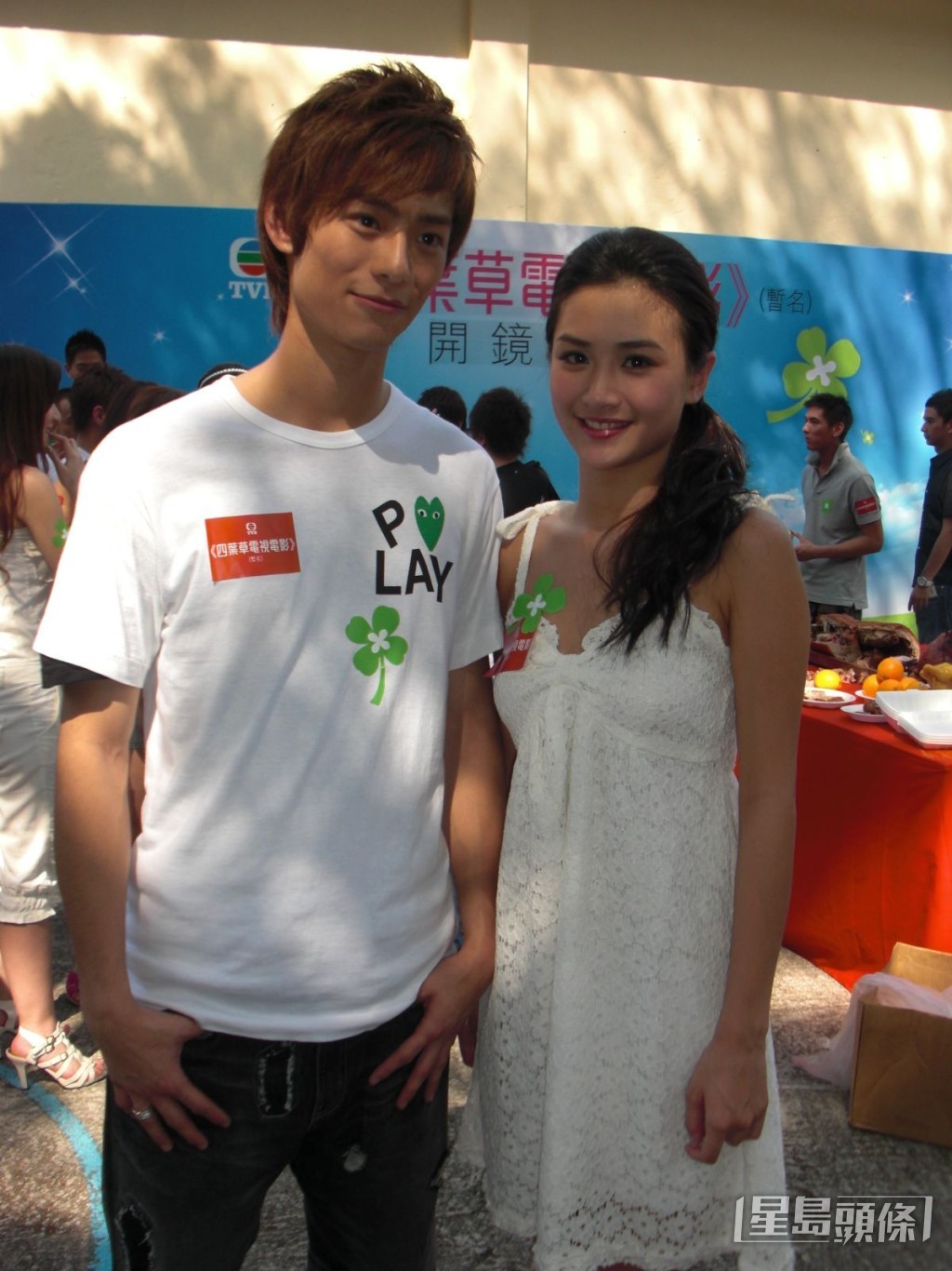 何浩文2008年組成男子跳唱組合Bro5出道,翌年參演TVB劇集《南華夢飛翔》擔任男主角。 何浩文2008年組成男子跳唱組合Bro5出道,翌年參演TVB劇集《南華夢飛翔》擔任男主角。