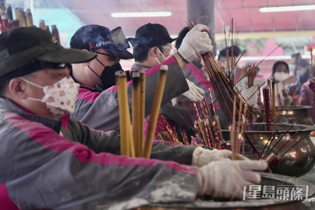 入廟後到點香區請工作人員代為燃點香燭。資料圖片 入廟後到點香區請工作人員代為燃點香燭。資料圖片