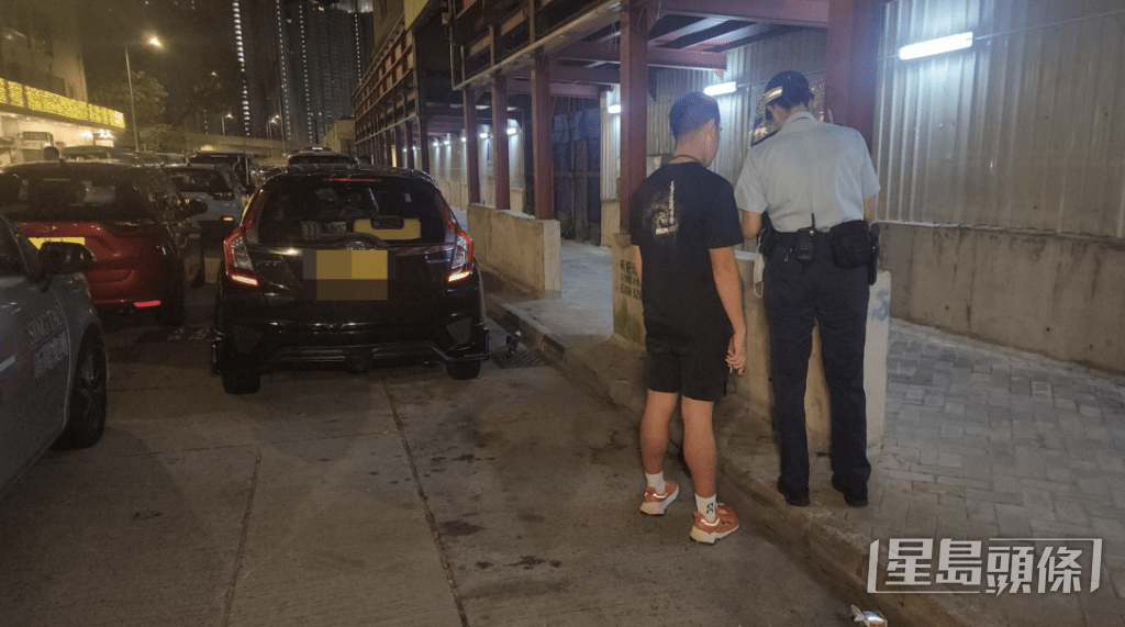 酒店外泊了一輛據信由女報案人租用的黑色私家車,有警員在旁調查。黎志偉攝 酒店外泊了一輛據信由女報案人租用的黑色私家車,有警員在旁調查。黎志偉攝