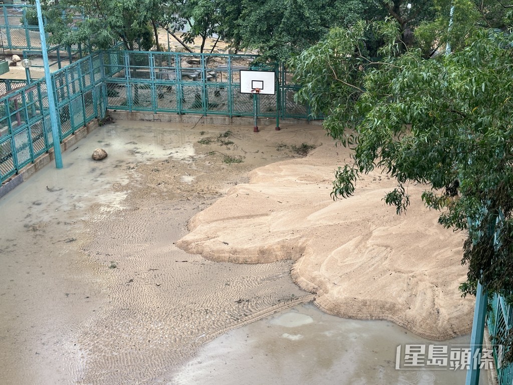 耀明樓旁的球場遺下大堆泥漿。梁國峰攝