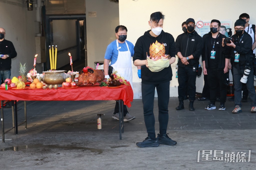 默默祈求上天保佑平安演出。