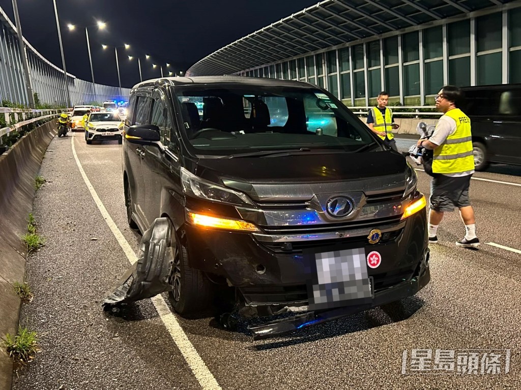 涉事七人車掛有兩地車牌，車身貼有區徽以及一間工程公司電話號碼。