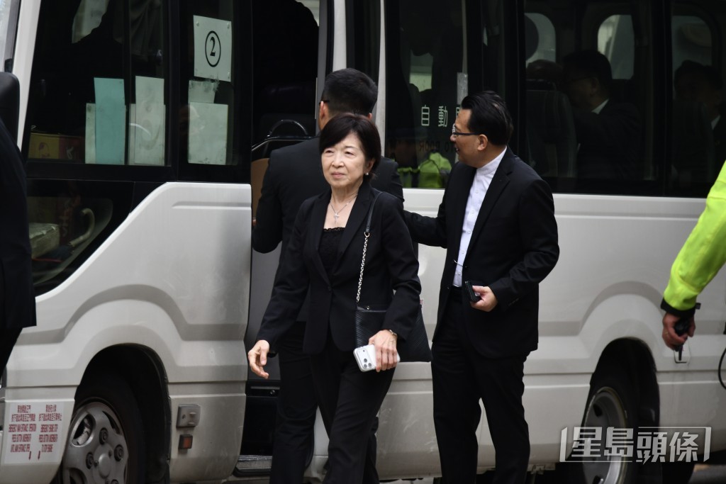 前教育统筹局局长罗范椒芬抵达。 前教育统筹局局长罗范椒芬抵达。