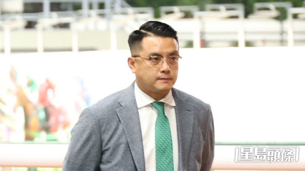 「太子」今朝课后伍鹏志走去接马之余,更捉住鞍上人奥尔民倾足两分钟。 「太子」今朝课后伍鹏志走去接马之余,更捉住鞍上人奥尔民倾足两分钟。