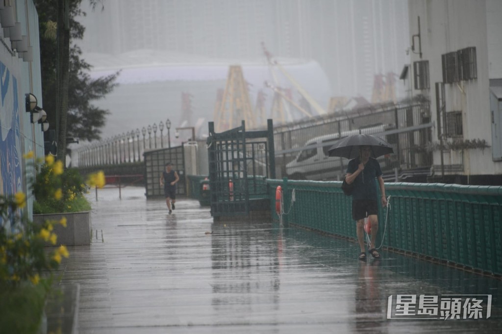 有市民冒風雨返工 有市民冒風雨返工