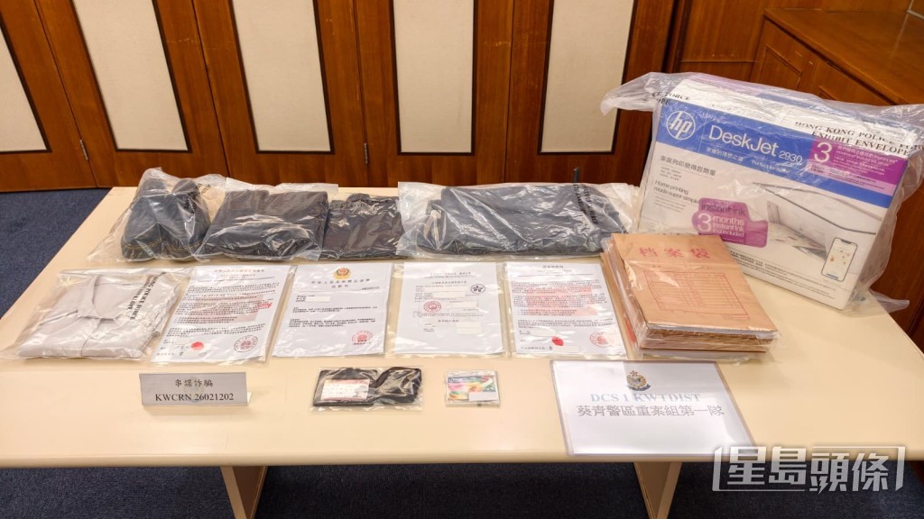 警方展示騙徒出示的虛假文書。黃文威攝 警方展示騙徒出示的虛假文書。黃文威攝