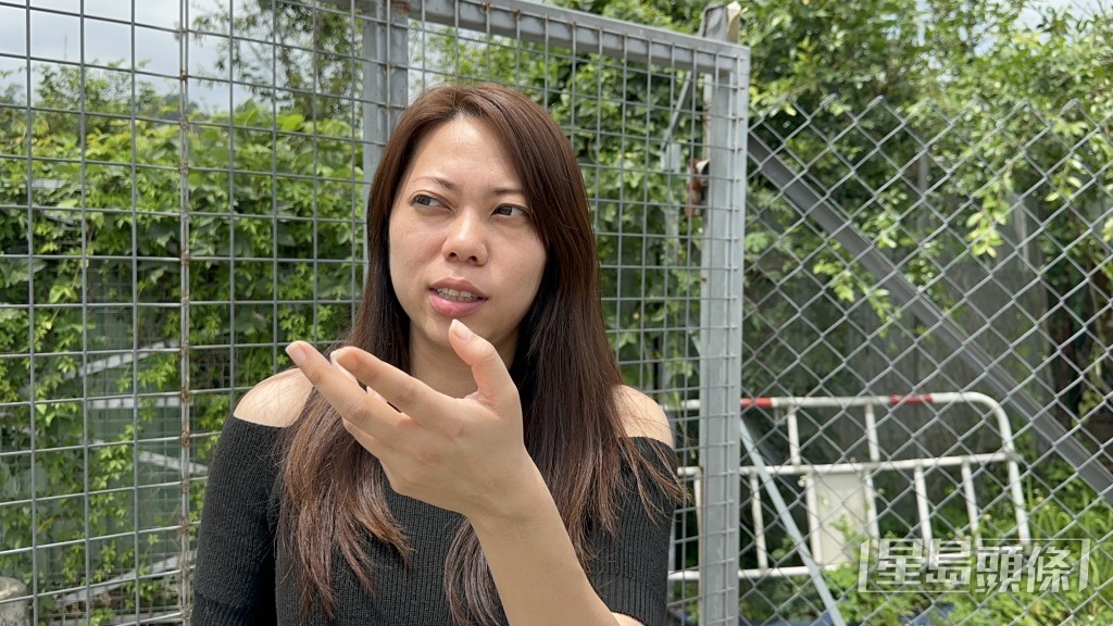 張小姐指村屋的水喉被撞爛,現時沒水供應。梁國峰攝 張小姐指村屋的水喉被撞爛,現時沒水供應。梁國峰攝