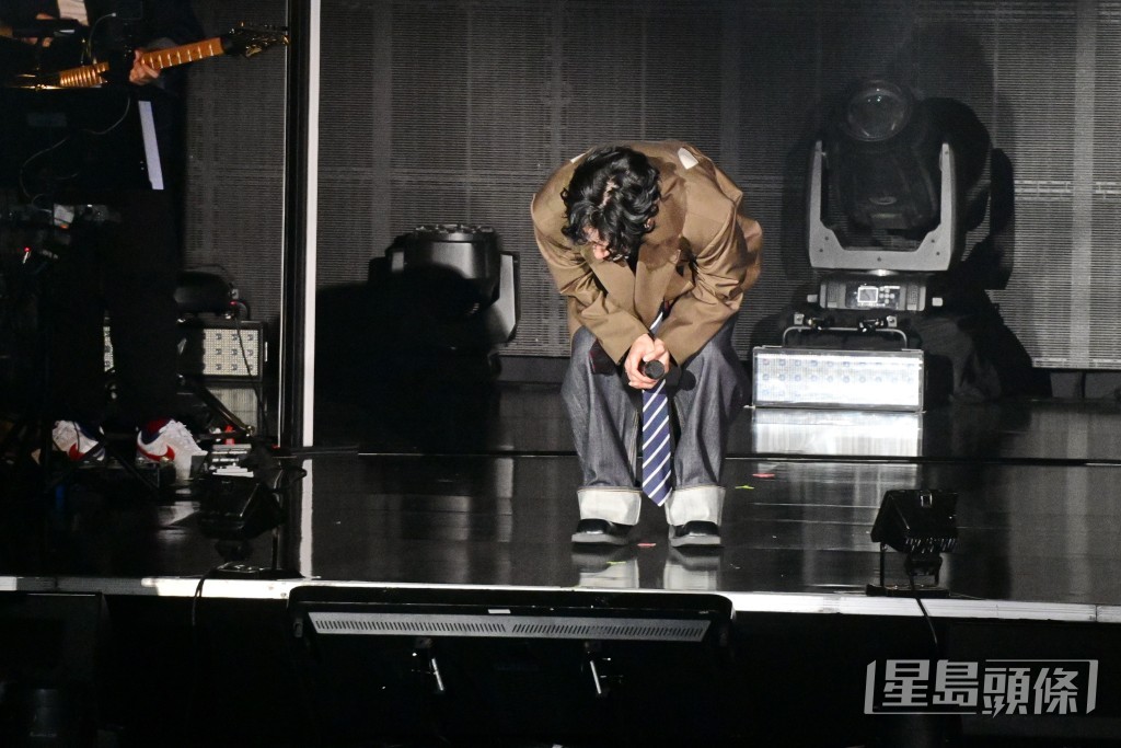 陳健安在台上演唱後向粉絲90度鞠躬。