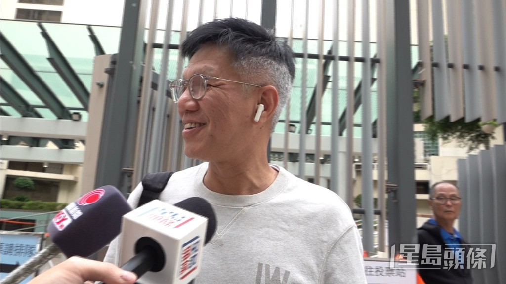 警員李先生表示,今日需當值,因此在上班前到專屬票站投票。 警員李先生表示,今日需當值,因此在上班前到專屬票站投票。