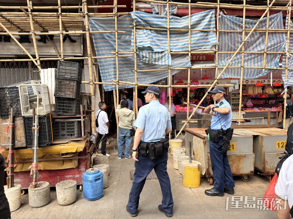 現場大廈搭建了棚架進行維修。梁國峰攝 現場大廈搭建了棚架進行維修。梁國峰攝