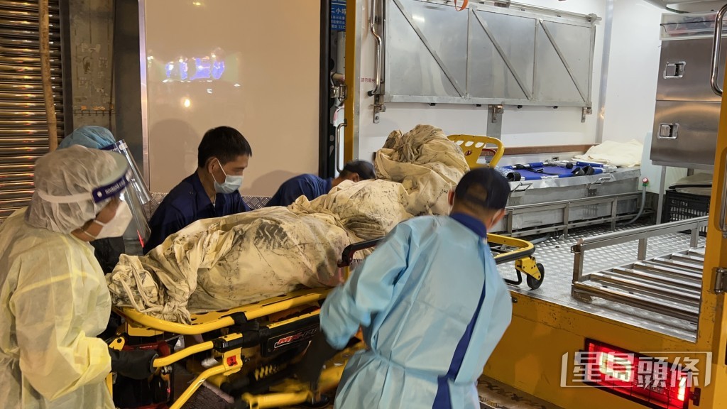 死者遺體移送殮房。
