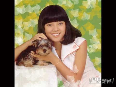 少女时嘅Rowena青春迷人，人见人爱。
