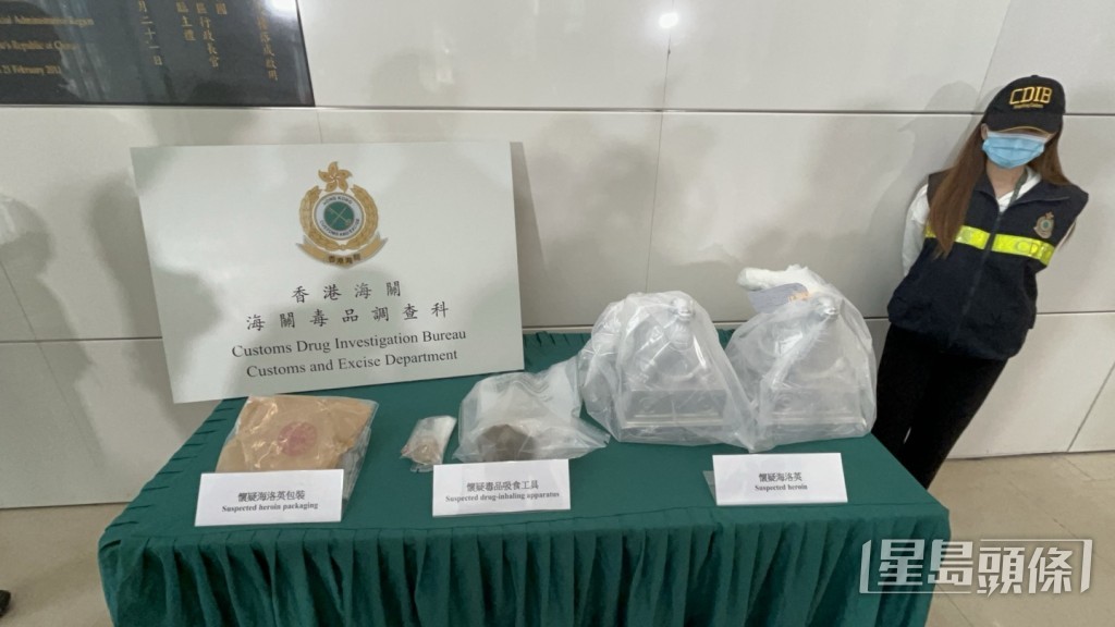 海关展示检获的海洛英雕塑。杨伟亨摄