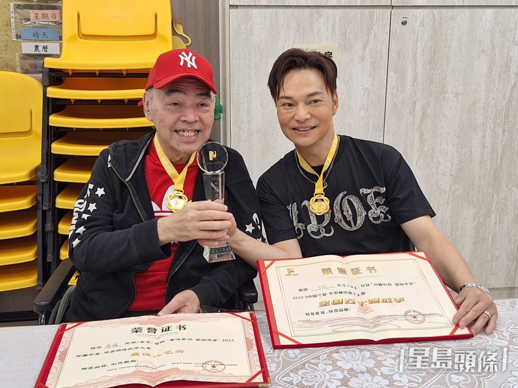 張偉文聽到徒弟有咁好成績即精神晒。 張偉文聽到徒弟有咁好成績即精神晒。