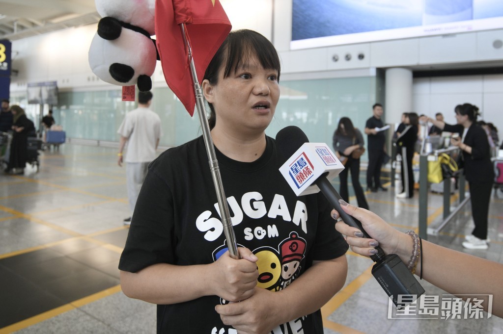 导游孟小姐表示,今团团员有40人,将留港4日再前往澳门。陈浩元摄 导游孟小姐表示,今团团员有40人,将留港4日再前往澳门。陈浩元摄