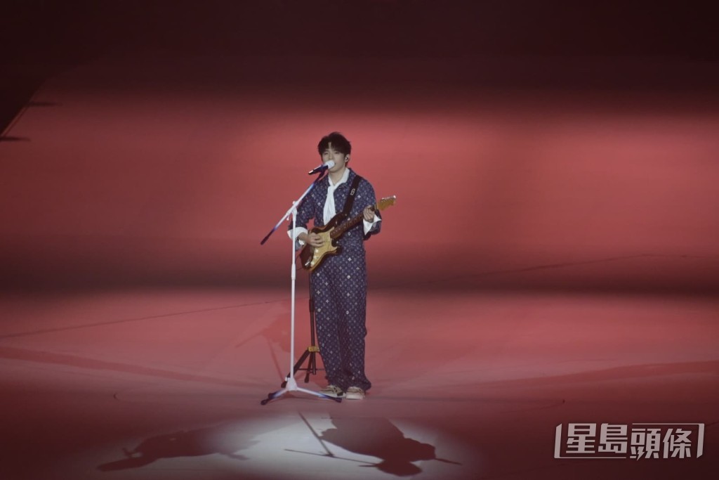 唱情歌《無名指》。 唱情歌《無名指》。