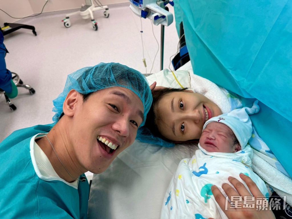 Phil與拍拖九年的TVB前主持李靄璣(Rikko)育有兒子Darrien。 Phil與拍拖九年的TVB前主持李靄璣(Rikko)育有兒子Darrien。