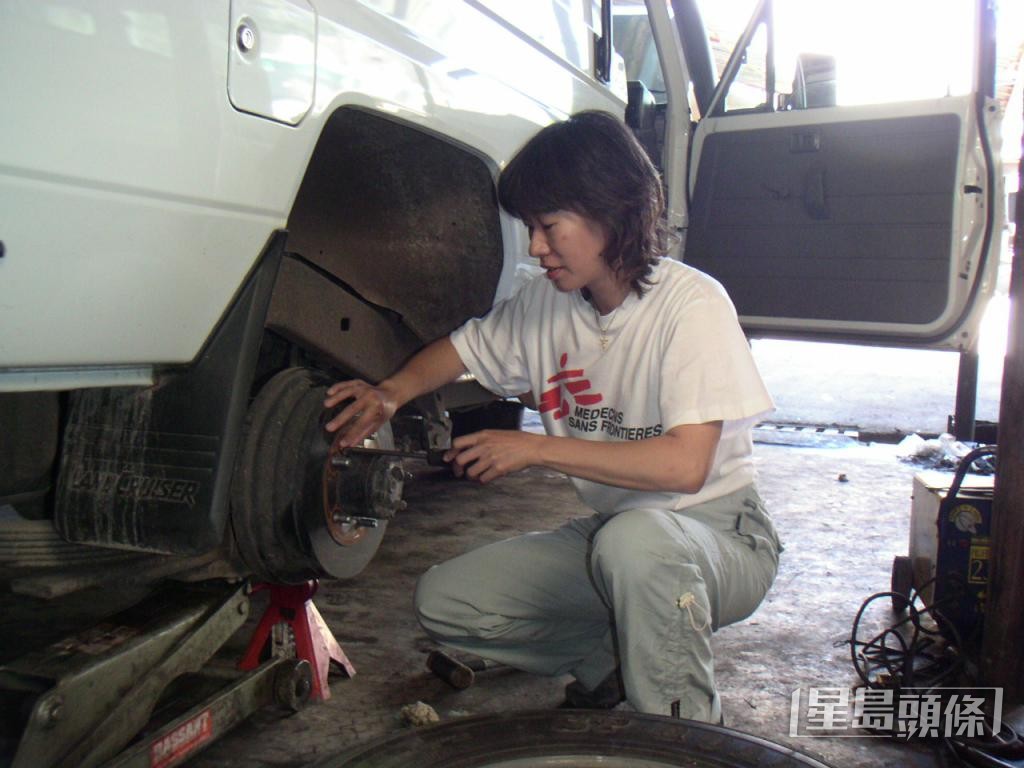 周健德在埃塞俄比亞協助後勤工作,圖為其修理車輛。 受訪者提供 周健德在埃塞俄比亞協助後勤工作,圖為其修理車輛。 受訪者提供