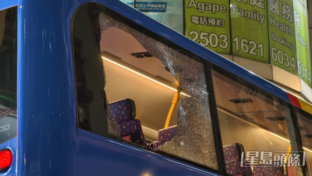 城巴車尾乘客位有玻璃碎裂。 城巴車尾乘客位有玻璃碎裂。
