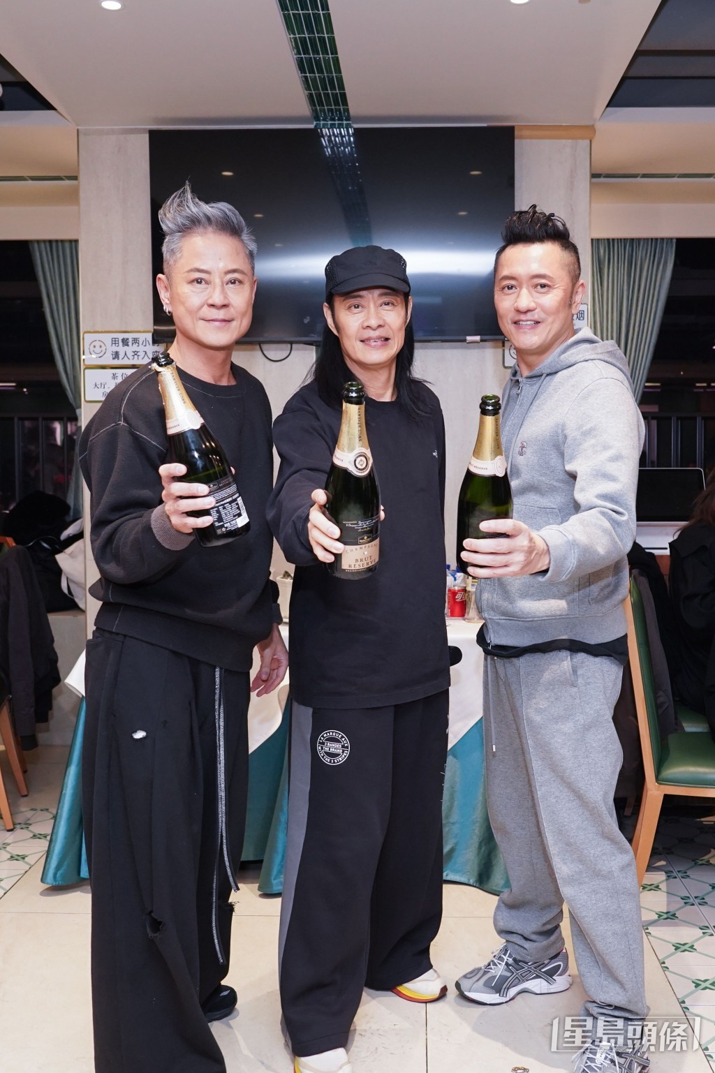 草蜢三子要好好慶祝。