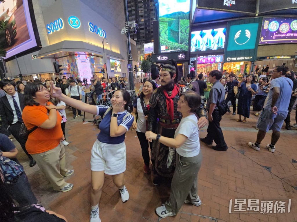 又有fans要求合照。 又有fans要求合照。