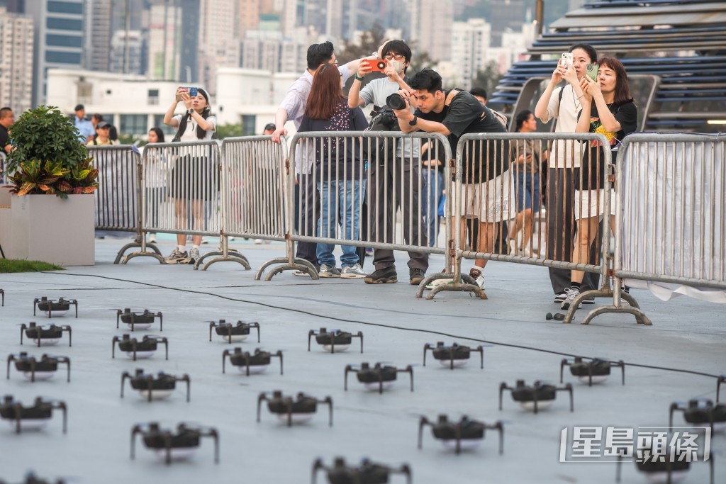 無人機已整齊排列在海濱「準備就緒」,引來沿途市民及遊客駐足拍照。何家豪攝 無人機已整齊排列在海濱「準備就緒」,引來沿途市民及遊客駐足拍照。何家豪攝