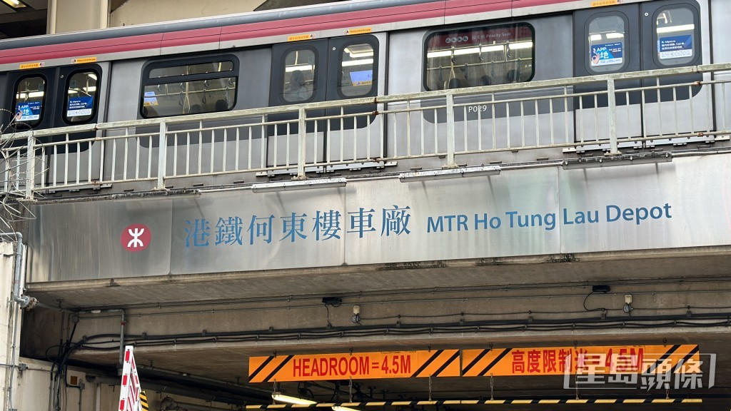 地鐵站職員報警指列車車身有兩處地方被塗鴉。劉漢權攝
