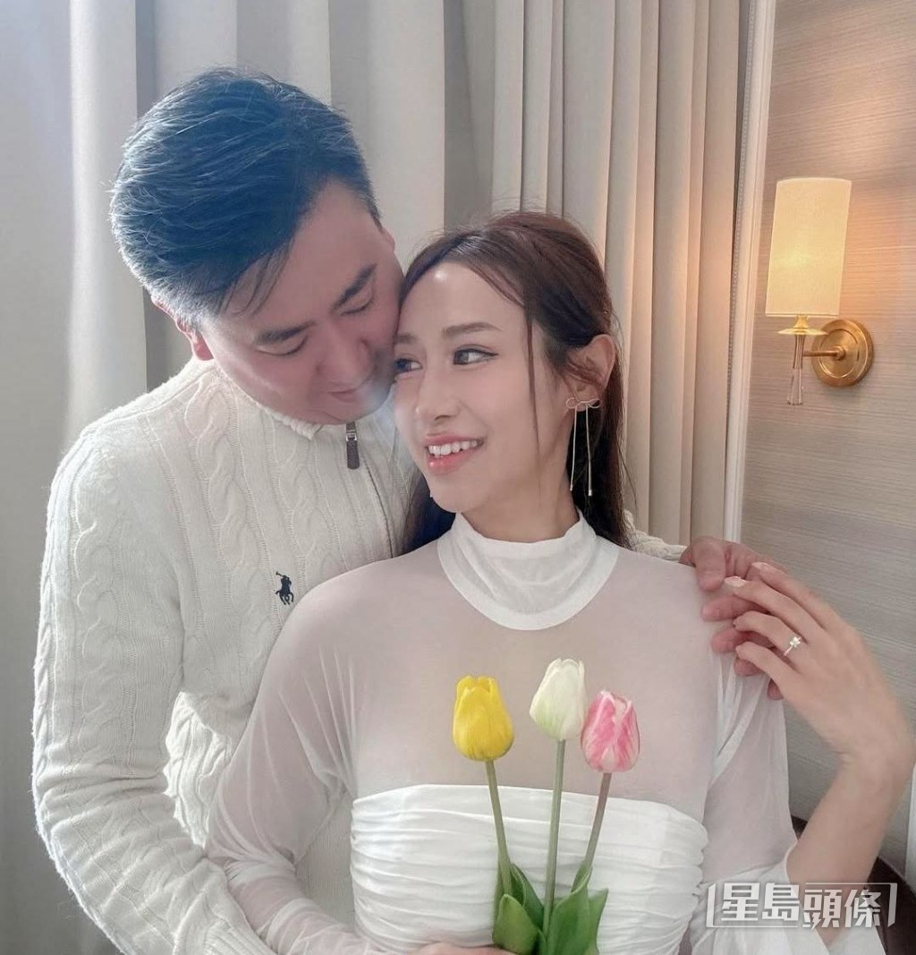 今年4月曹敏寶公婆結婚七周年紀念。