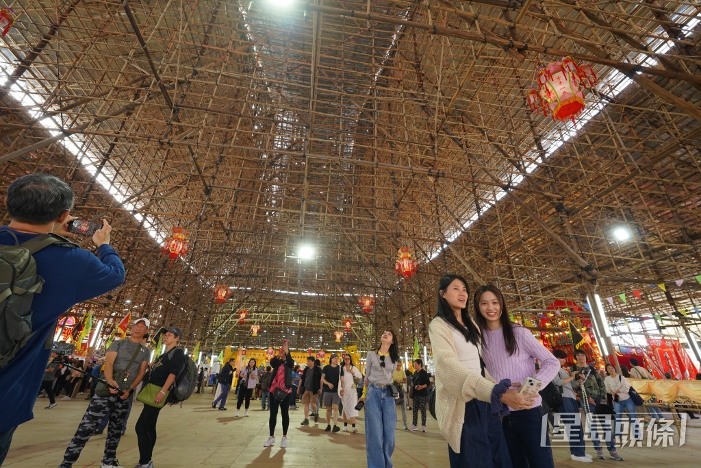 不少市民趁最後一天到場參觀，一睹獲《健力士世界紀錄》「全球最大臨時竹構祭壇」的風采。