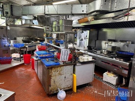 飯盒製作工場以簡陋器具在衛生情況欠佳環境下，處理來源不明食材，製作飯盒作販賣用途。