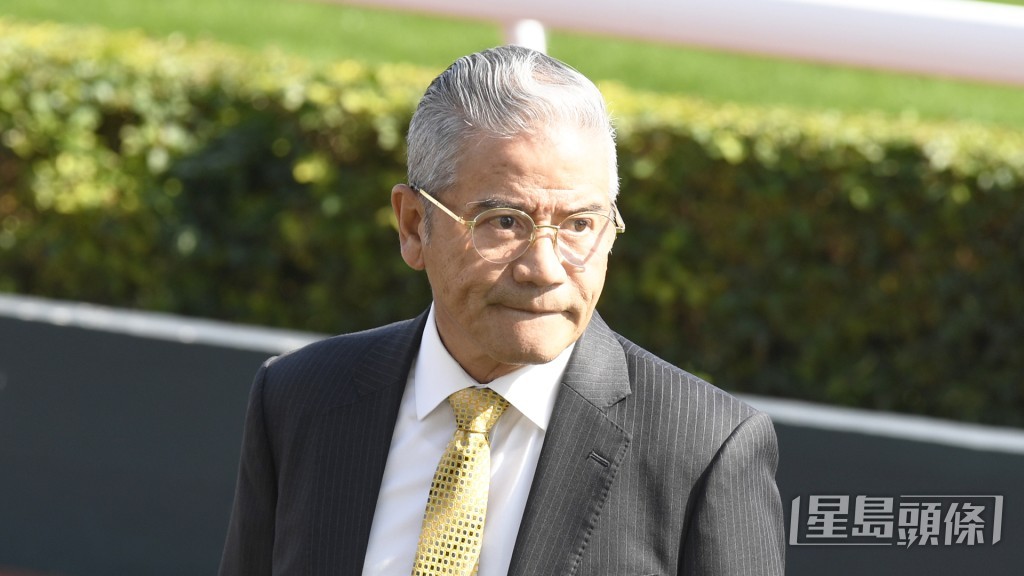 「寶成智好」今朝課後告東尼親到機坪隧道口睇馬，之後更護着此馬返倉。