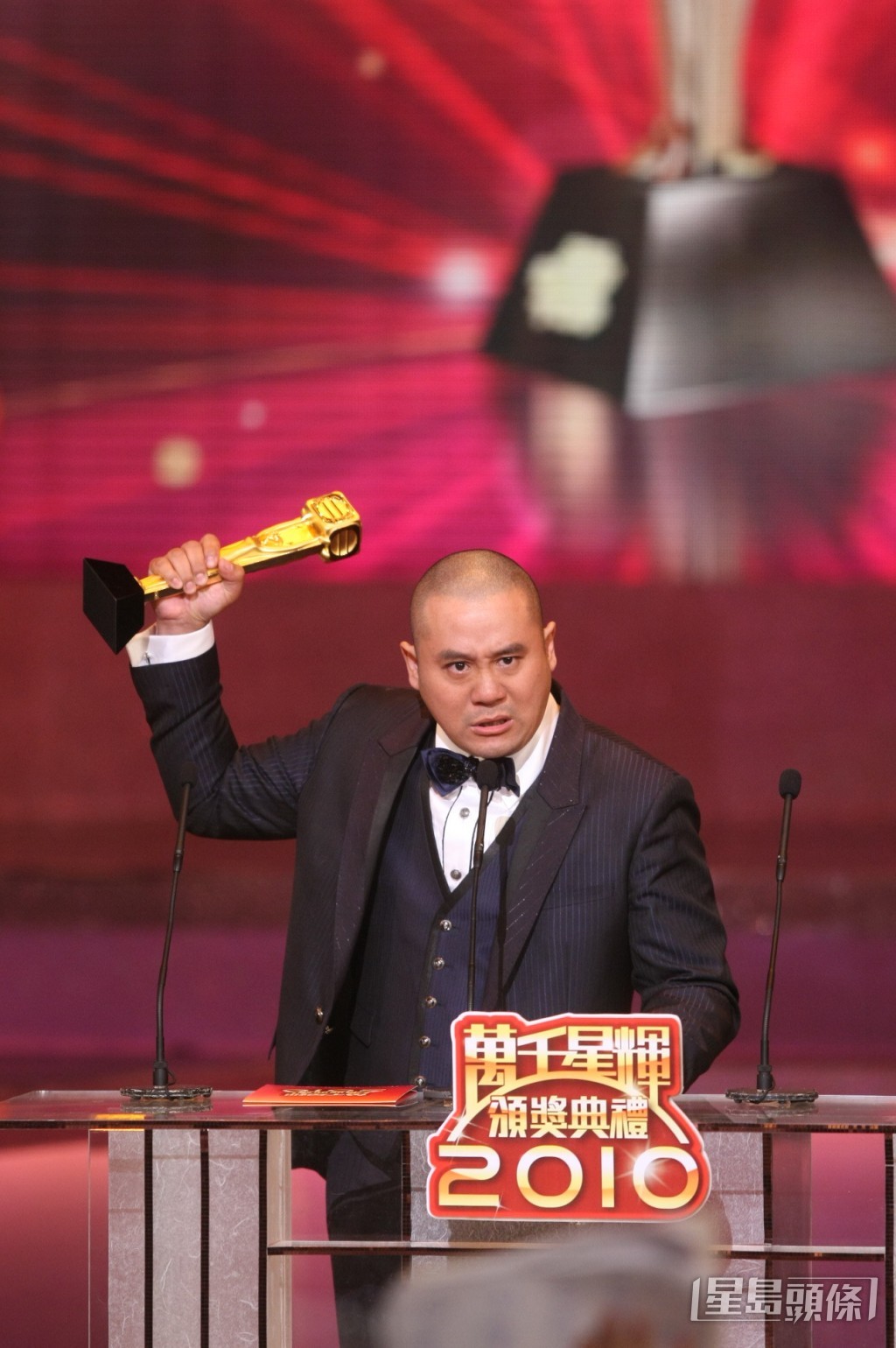 麦长青(麦包)凭剧集《巾帼枭雄之义海豪情》于《万千星辉颁奖典礼2010》夺得最佳男配角。