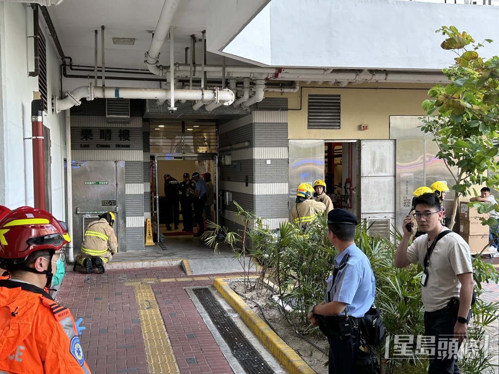 啟晴邨樂晴樓一單位發生火警。曾志恒攝 